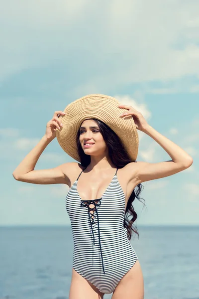 Atractiva Chica Posando Traje Baño Sombrero Paja Costa — Foto de Stock