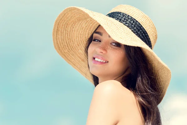 Chica Atractiva Feliz Posando Sombrero Paja — Foto de Stock