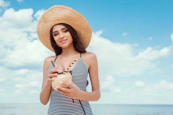 Chica Atractiva Sombrero Paja Sosteniendo Coco Verde Con Pajitas — Foto de stock gratis