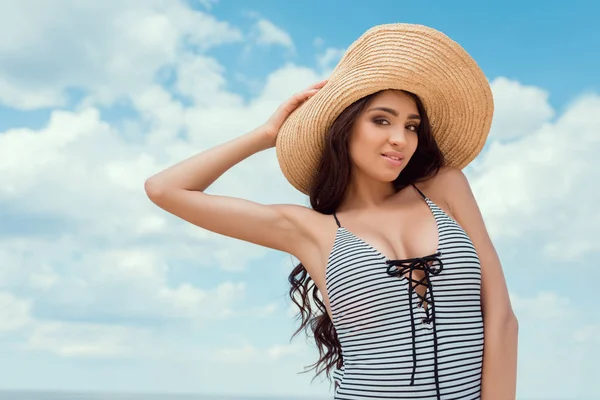 Beautiful Girl Posing Straw Hat Blue Cloudy Sky Background — Free Stock Photo