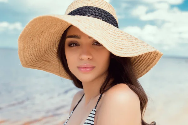 Atractiva Chica Posando Traje Baño Sombrero Paja — Foto de Stock