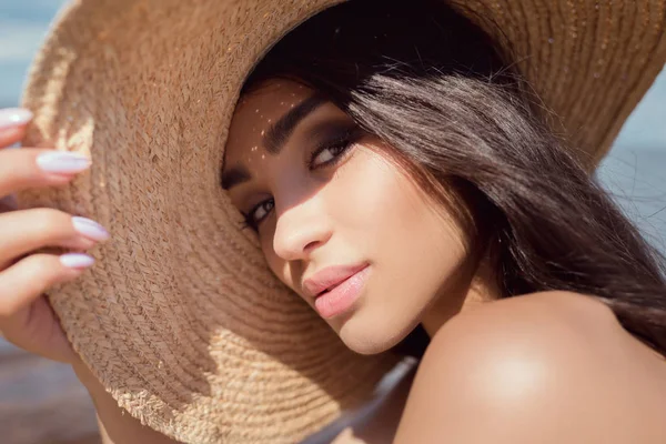 Attractive Young Woman Posing Straw Hat — Stock Photo, Image