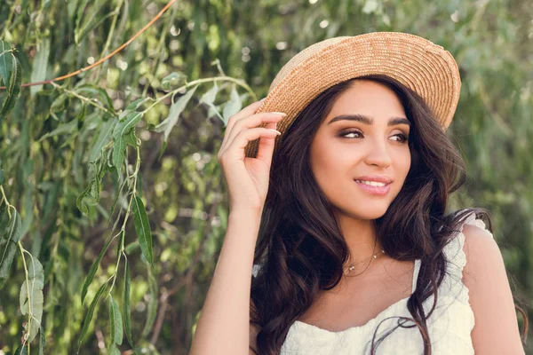 柳の木に近いポーズ麦わら帽子の美しい若い女性 — ストック写真