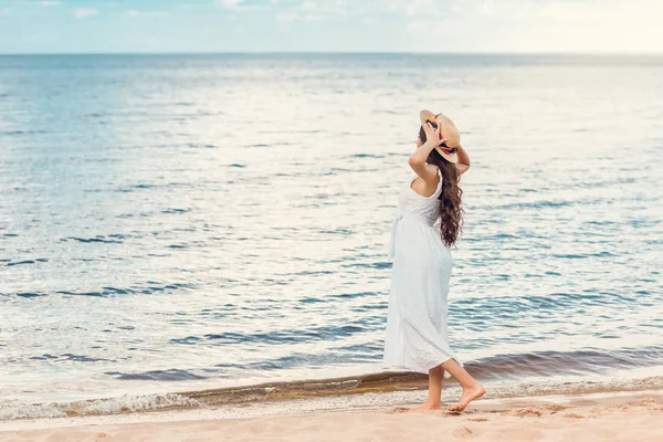 Menina Bonita Vestido Branco Andando Praia Areia Perto Mar — Fotografia de Stock