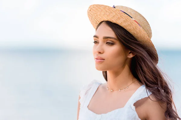 Beautiful Brunette Woman Posing Straw Hat — Stock Photo, Image