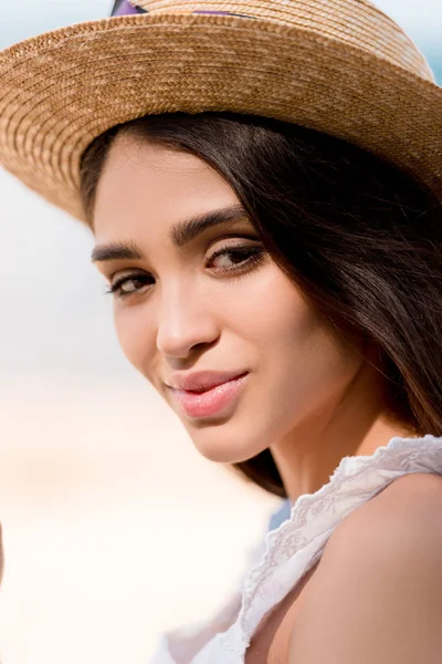 Attractive Brunette Girl Posing Straw Hat Looking Camera — Stock Photo, Image