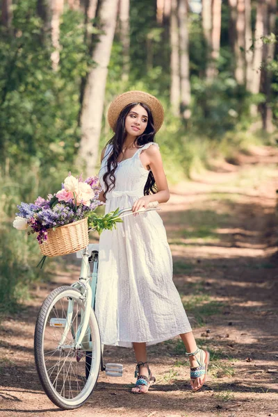 Menina Feliz Chapéu Palha Vestido Branco Posando Com Bicicleta Flores — Fotografia de Stock