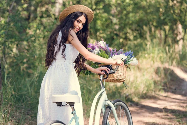 Bela Jovem Mulher Chapéu Palha Posando Com Bicicleta Flores Cesta — Fotografia de Stock