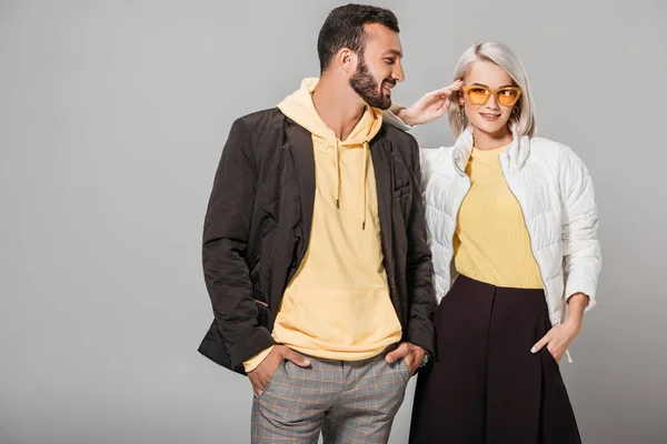 Modelo Masculino Sonriente Con Las Manos Los Bolsillos Posando Cerca — Foto de Stock