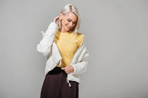 Modelo Femenino Sonriente Traje Elegante Posando Aislado Sobre Fondo Gris — Foto de Stock