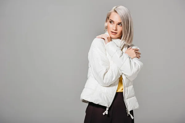 Jolie Jeune Femme Posant Veste Blanche Isolée Sur Fond Gris — Photo