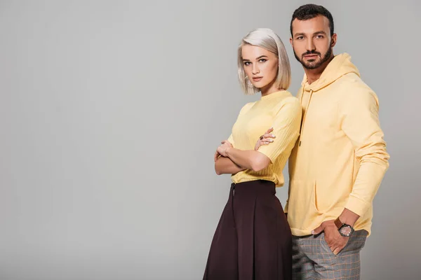 Mulher Atraente Com Braços Cruzados Posando Com Namorado Isolado Cinza — Fotografia de Stock