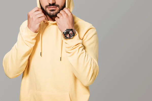 Bijgesneden Afbeelding Van Bebaarde Stijlvolle Man Gele Hoodie Geïsoleerd Een — Stockfoto