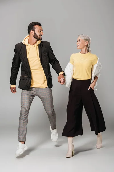 Fashionable Couple Models Holding Hands Looking Each Other Grey Background — Stock Photo, Image