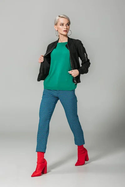 Elegáns Női Modell Fekete Kabát Piros Csizma Pózol Szürke Háttér — Stock Fotó