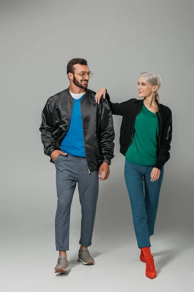 Joven Sonriente Pareja Modelos Trajes Elegantes Sobre Fondo Gris — Foto de Stock