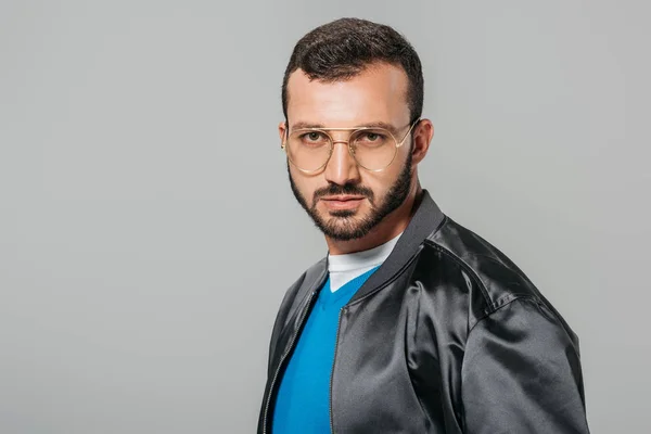 Modelo Masculino Grave Óculos Elegantes Olhando Para Câmera Isolada Fundo — Fotografia de Stock