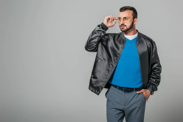 Modelo Masculino Elegante Ajustando Óculos Olhando Para Longe Isolado Fundo — Fotografia de Stock