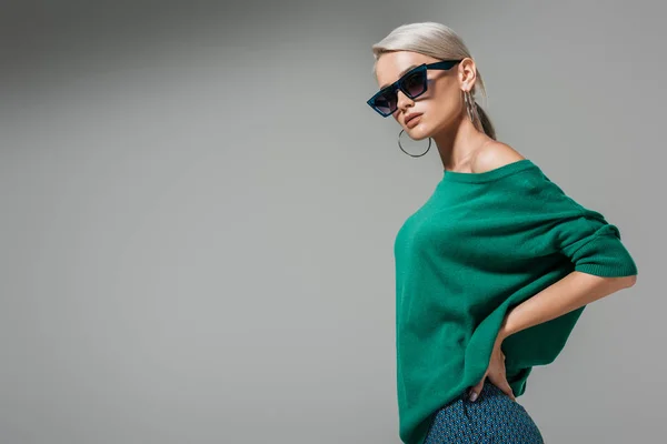 Mujer Joven Moda Gafas Sol Posando Con Las Manos Cintura — Foto de Stock