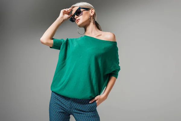 Όμορφο Μοντέλο Γυναικεία Γυαλιά Ηλίου Και Πράσινο Πουλόβερ Θέτοντας Απομονώνονται — Φωτογραφία Αρχείου
