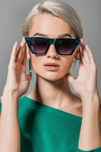 Jovem Menina Elegante Óculos Sol Camisola Verde Olhando Para Câmera — Fotografia de Stock