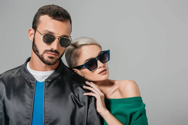Stijlvolle Paar Poseren Zonnebril Voor Mode Shoot Geïsoleerd Grijs — Stockfoto