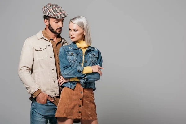 Elegante Pareja Elegante Posando Traje Otoño Aislado Gris — Foto de Stock