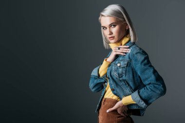 çekici kız sarı balıkçı yaka ve moda kot ceket, gri izole