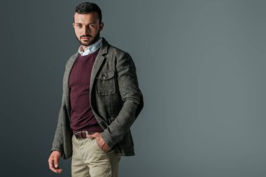 sakallı yakışıklı sonbahar tüvit ceket, gri izole poz