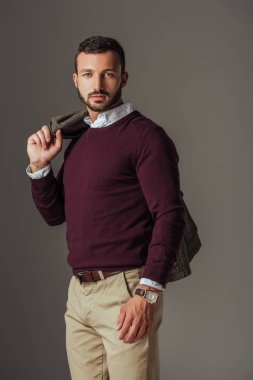 moda sakallı adam omuz gri izole, sonbahar ceket ile Bordo kazaklı poz