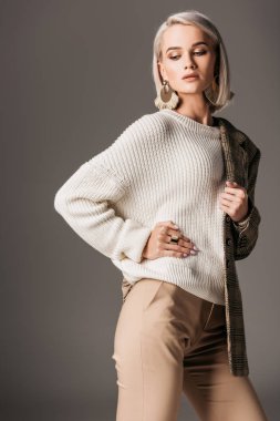 moda kız tek omuzlu, Grey beyaz kazak ve tüvit ceket poz
