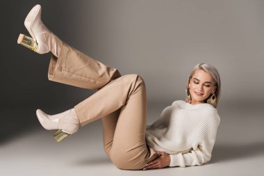 moda kız beyaz kazak ve Grey sonbahar topuklu poz 