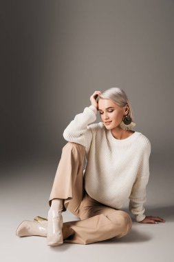 çekici model beyaz kazak, bej pantolon ve Grey sonbahar topuklu poz 