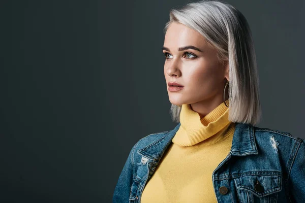 Elegant Blond Kvinna Gula Polokrage Och Jeans Jacka Isolerad Grå — Stockfoto