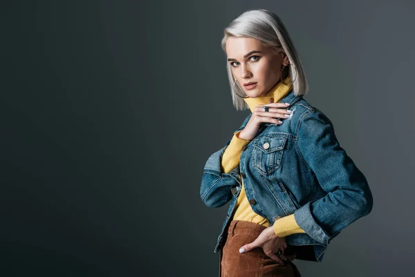 黄色のタートルネックとおしゃれなジーンズのジャケット グレーの分離で魅力的な女の子 — ストック写真