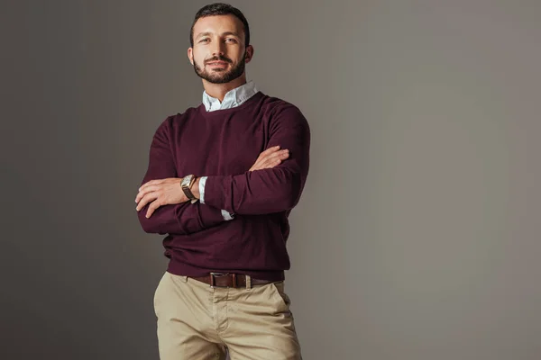 Schöner Mann Posiert Weinrotem Herbstpullover Mit Verschränkten Armen Isoliert Auf — Stockfoto