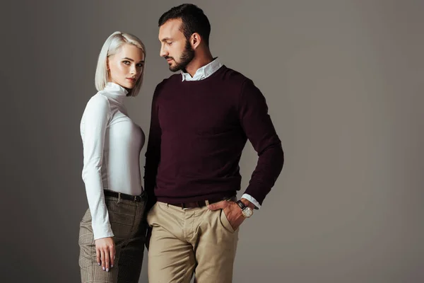 Elegante Pareja Posando Elegante Traje Otoño Aislado Gris — Foto de Stock