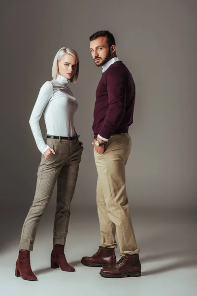 在时尚的秋季装备 灰色的一对夫妇的造型 — 图库照片