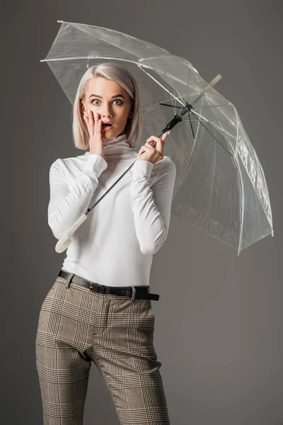 Élégante Fille Choquée Col Roulé Blanc Posant Avec Parapluie Transparent — Photo