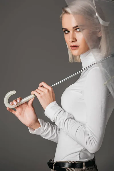 Menina Elegante Gola Alta Branca Posando Com Guarda Chuva Transparente — Fotografia de Stock