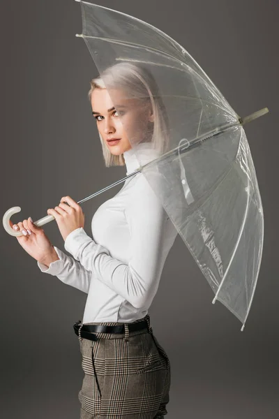 Jolie Femme Blonde Col Roulé Automne Posant Avec Parapluie Transparent — Photo