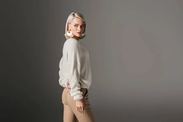 Atractiva Chica Posando Suéter Blanco Aislado Gris — Foto de Stock