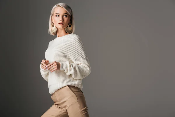 Elegante Modella Bionda Posa Maglione Bianco Lavorato Maglia Isolata Grigio — Foto Stock