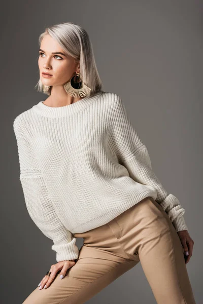 Atraente Mulher Elegante Posando Suéter Branco Outono Isolado Cinza — Fotografia de Stock
