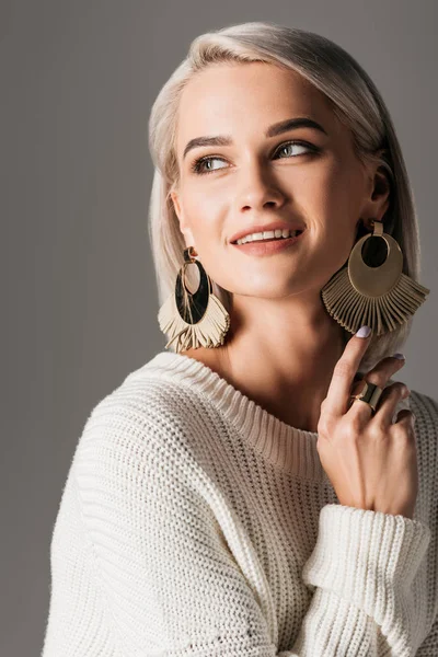 Elegante Donna Sorridente Posa Maglione Bianco Grandi Orecchini Rotondi Isolati — Foto Stock