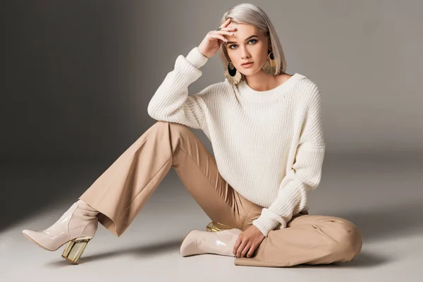 Aantrekkelijke Modieuze Vrouw Poseren Wit Trendy Trui Beige Broek Herfst — Stockfoto