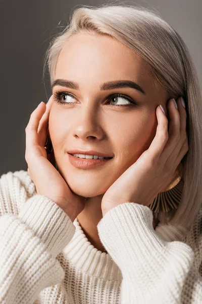 Attraktives Stylisches Mädchen Posiert Weißem Strickpullover Isoliert Auf Grau — Stockfoto