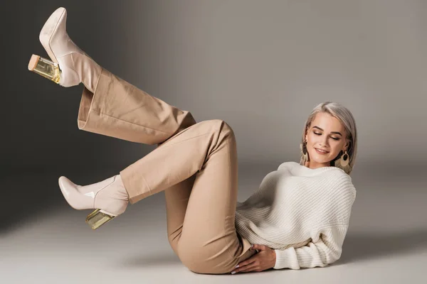 Chica Moda Posando Suéter Blanco Tacones Otoño Gris — Foto de Stock