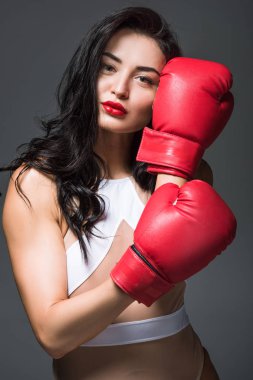 sportif kadında Seksi boks eldivenleri gri izole gösterilen beyaz spor giyim