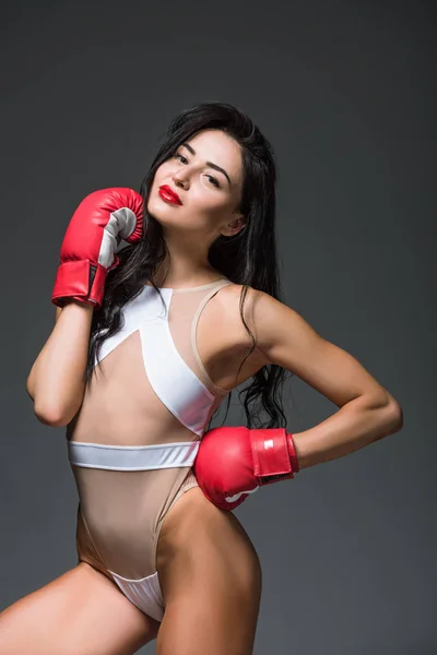 Leidenschaftliche Sportliche Frau Posiert Weißer Badebekleidung Und Boxhandschuhen Isoliert Auf — Stockfoto